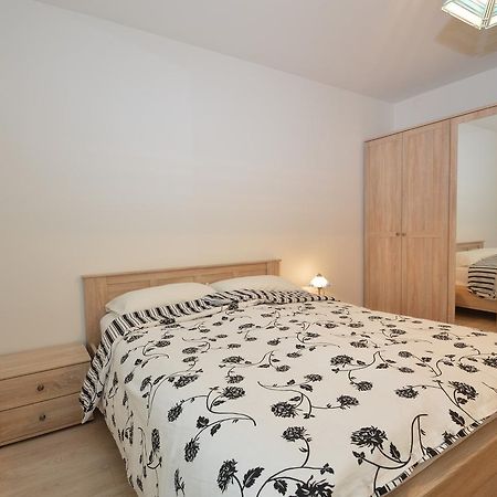 Apartment With Garden - Ana 1 Mali Losinj Luaran gambar
