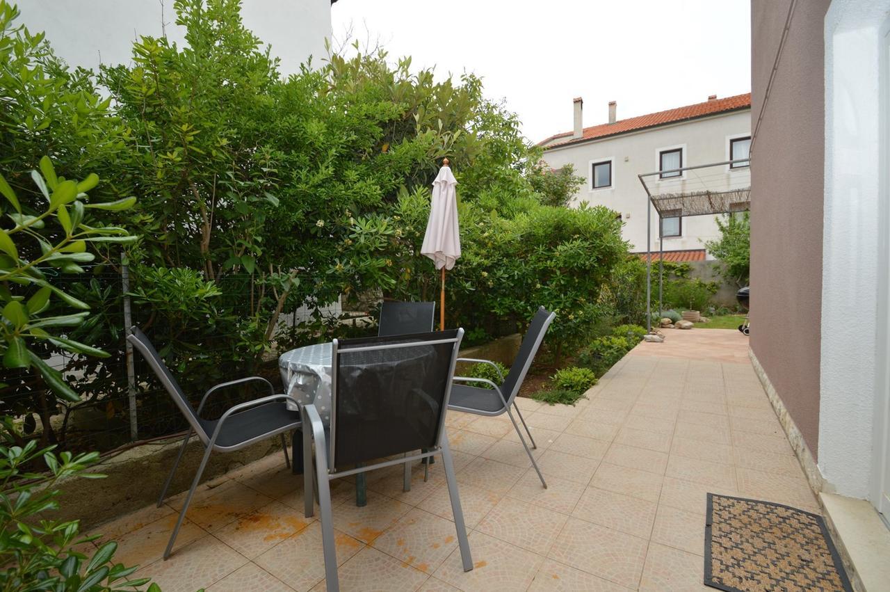 Apartment With Garden - Ana 1 Mali Losinj Luaran gambar