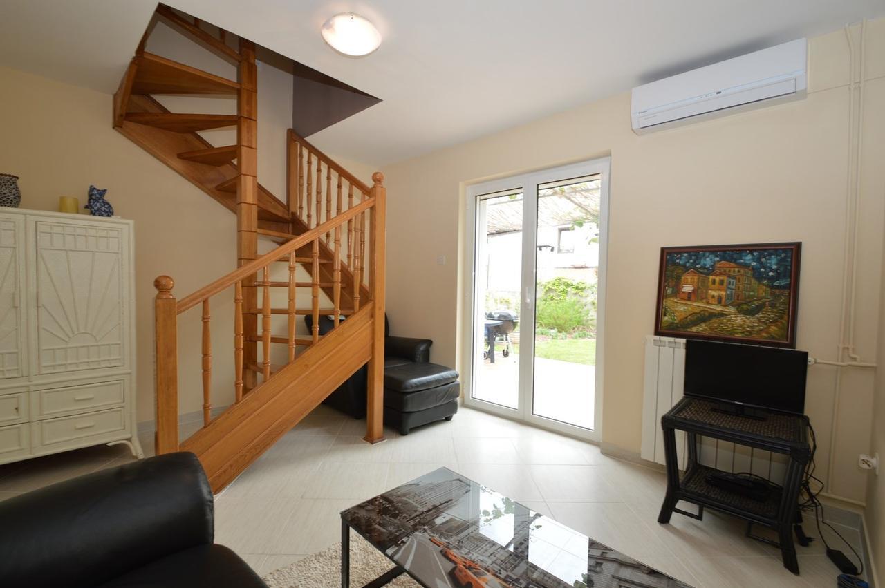 Apartment With Garden - Ana 1 Mali Losinj Luaran gambar