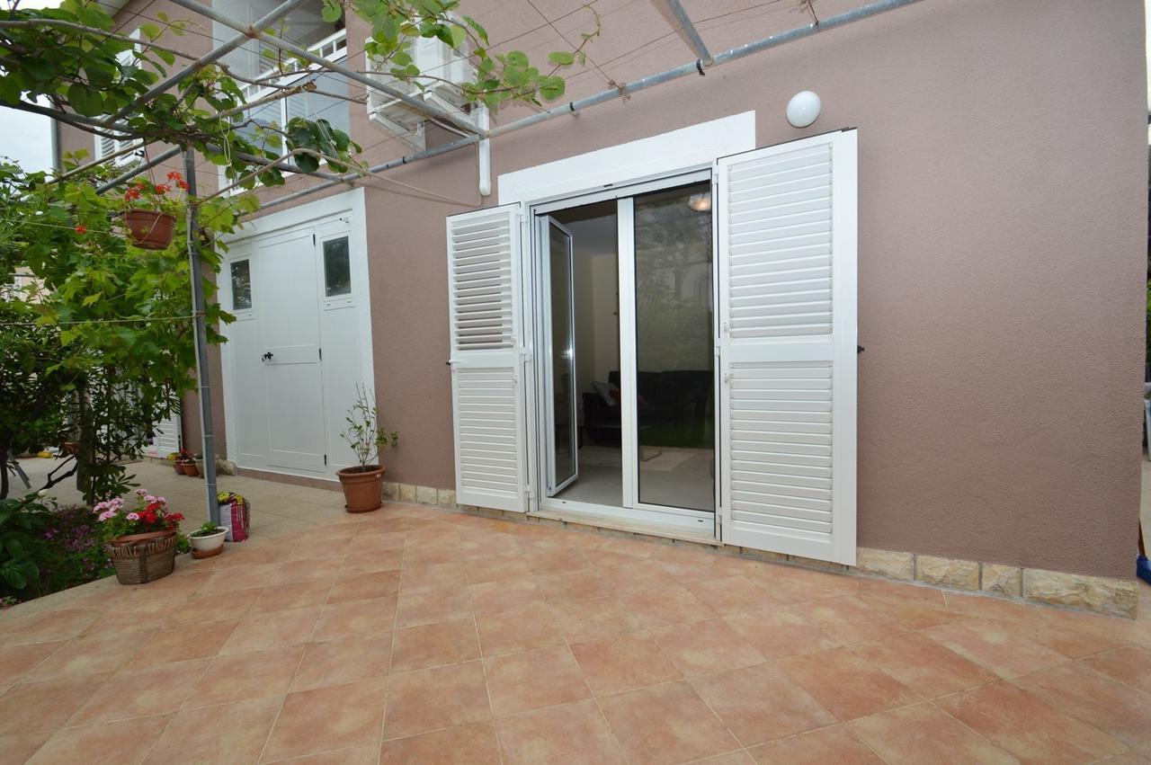 Apartment With Garden - Ana 1 Mali Losinj Luaran gambar