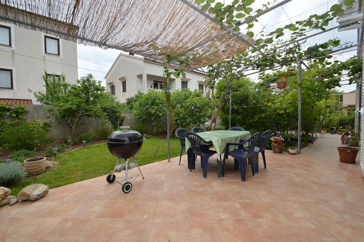 Apartment With Garden - Ana 1 Mali Losinj Luaran gambar