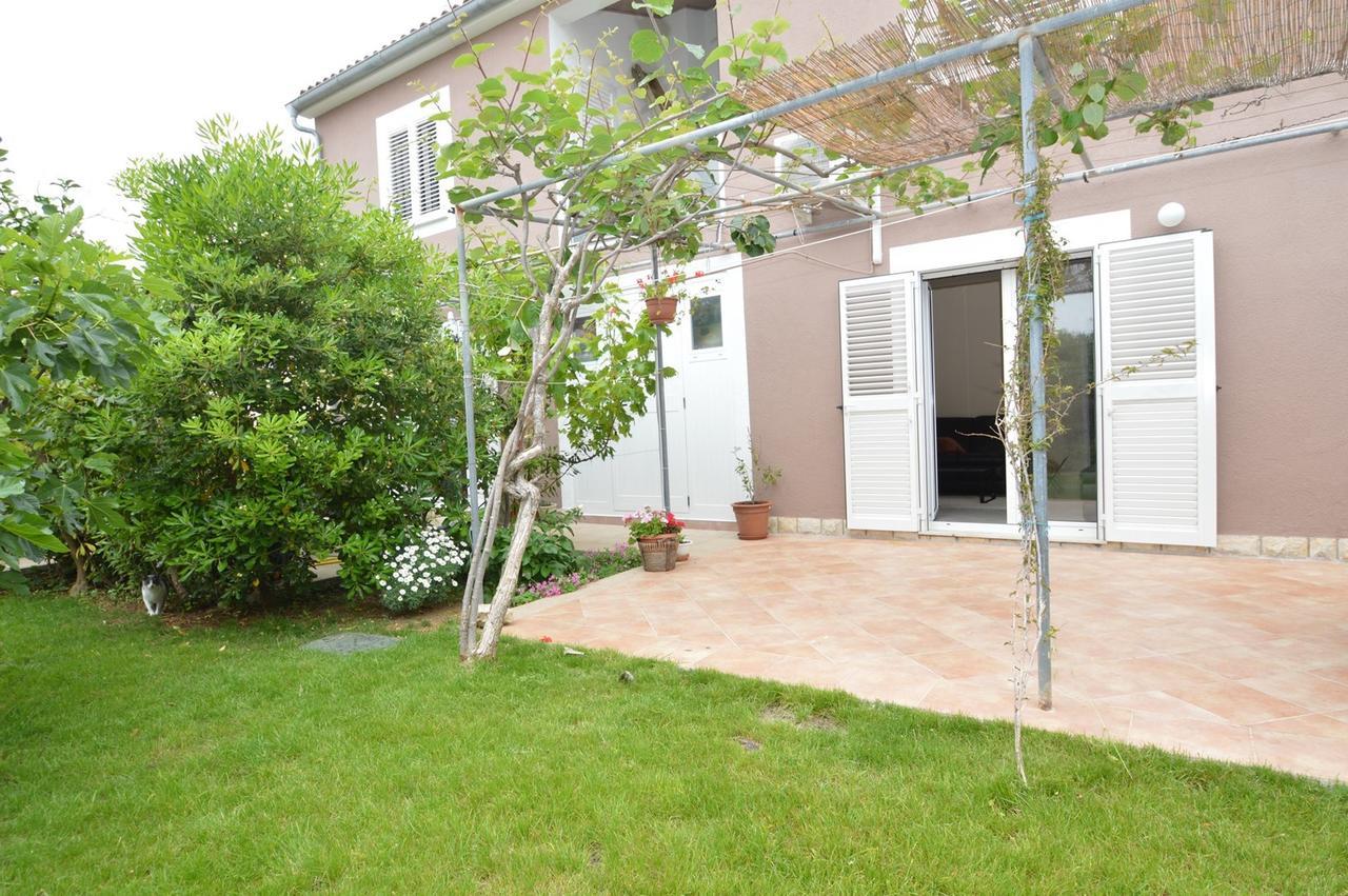 Apartment With Garden - Ana 1 Mali Losinj Luaran gambar