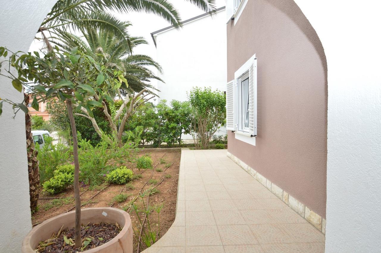 Apartment With Garden - Ana 1 Mali Losinj Luaran gambar