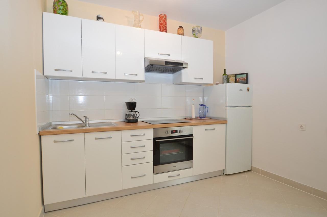 Apartment With Garden - Ana 1 Mali Losinj Luaran gambar