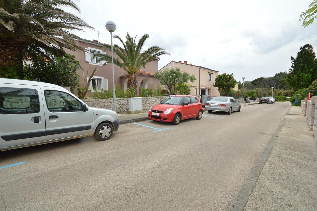 Apartment With Garden - Ana 1 Mali Losinj Luaran gambar