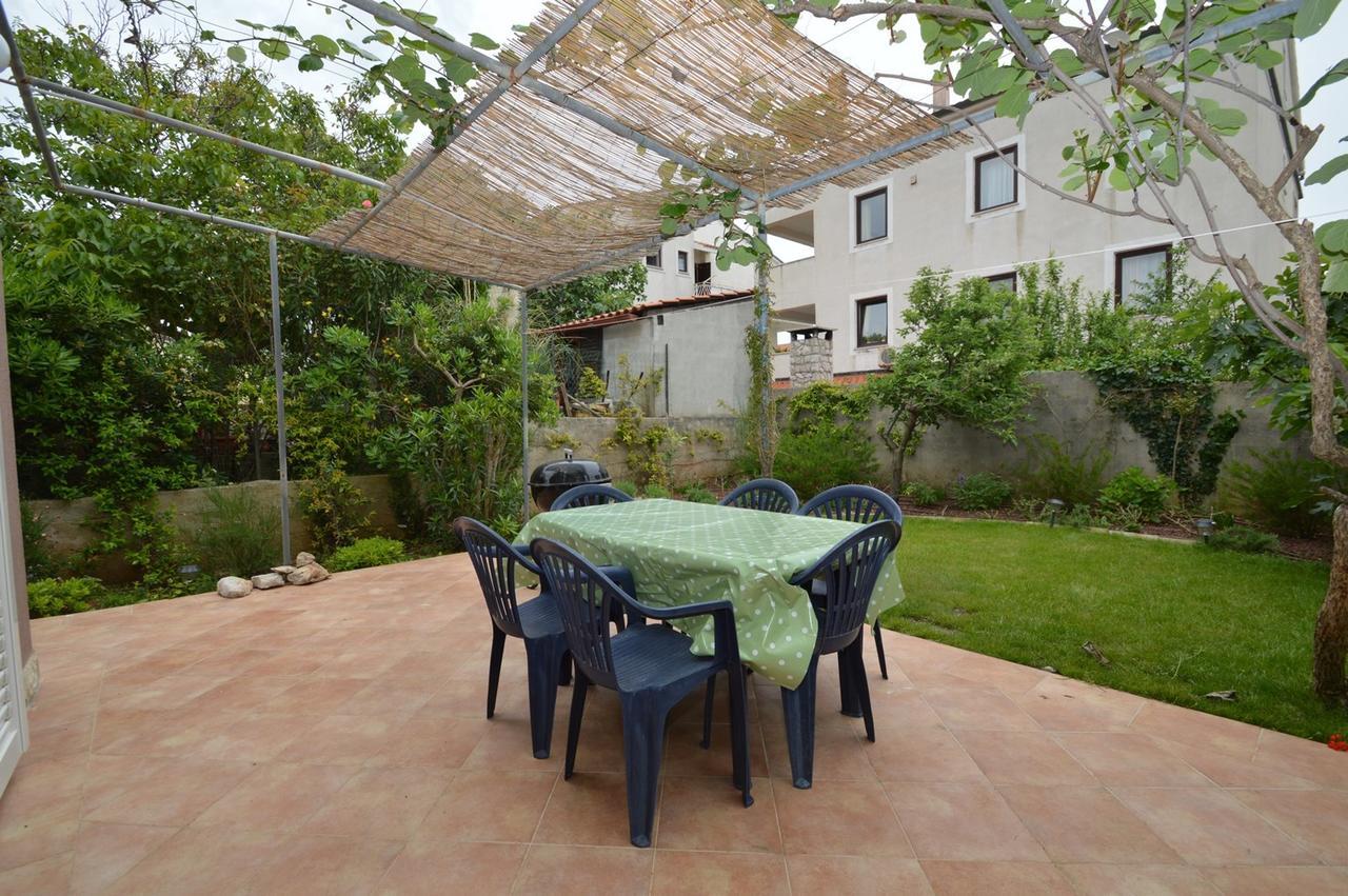 Apartment With Garden - Ana 1 Mali Losinj Luaran gambar