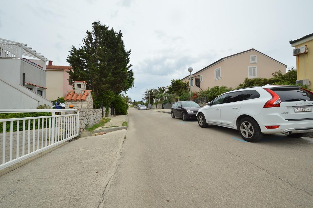 Apartment With Garden - Ana 1 Mali Losinj Luaran gambar